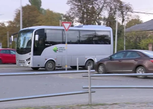 Под Лиепаей сломался автобус Liepājas autobusu parks (LAP), пассажирам никто не помог