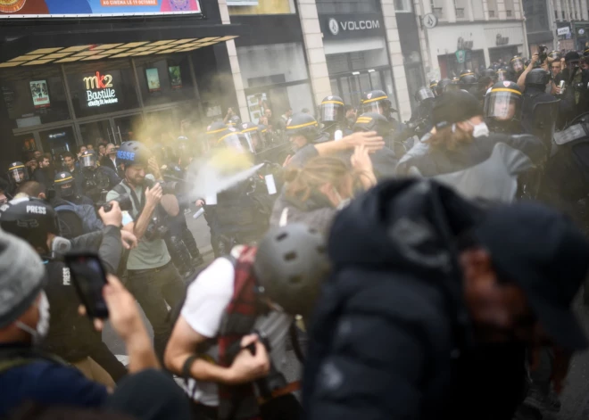 Parīzes ielās izgājuši tūkstošiem protestētāju