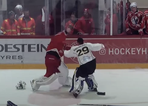 VIDEO: latviešu hokeja vārtsargs spēles laikā izvicina dūres