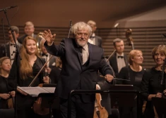 FOTO: Liepājas Simfoniskais orķestris priecē publiku "Lielajā dzintarā"