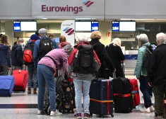 Pasažieri stāv pie Eurowings aviokompānijas reģistrācijas letes Diseldorfas lidostā, Vācijas rietumos 2022. gada 17. oktobrī. — Eurowings piloti organizē trīs dienu streiku pēc tam, kad sarunas par darba apstākļu uzlabošanu Vācijas zemo izmaksu aviokompānijā cieta neveiksmi.