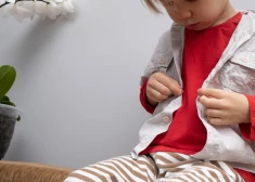 Ja bērnam bijusi šāda pieredze, ir ļoti svarīgi uzrunāt audzinātāju un dārziņa vadītāju par to, ka arī diendusas laikā nepieciešama bērnu pieskatīšana. Nekautrējieties pastāstīt arī iemeslu – dārziņam noteikti ir jāzina, ka šādas situācijas notiek.