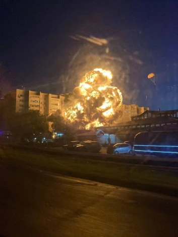 В результате падения военного самолета загорелся дом