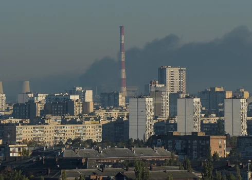 Krievijas raķešu uzbrukuma laikā pilsētas nomale KijIvā, Ukrainā, 2022. gada 18. oktobrī, turpinoties Krievijas iebrukumam Ukrainā.