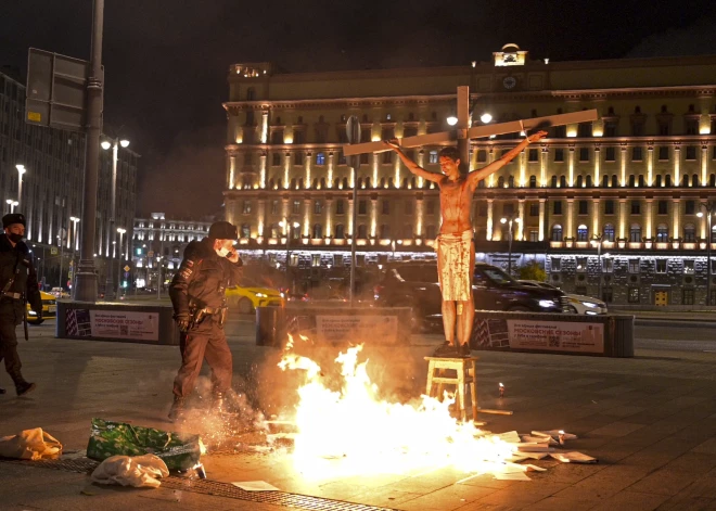 Krievijas tiesa piespriež māksliniekam piecu gadu cietumsodu, pēc tam, kad viņš šķietami iešauj sev galvā