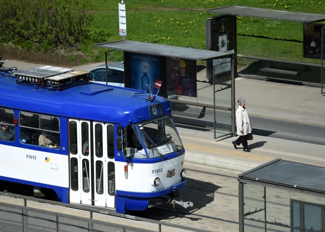 “Ja godīgi, biju pārsteigta!” Bankas darbiniece pamēģina vairāk braukt ar sabiedrisko transportu 