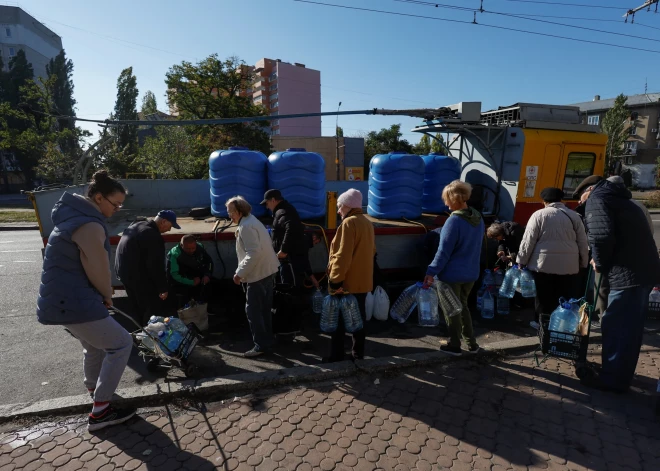 Жители Херсона набирают воду