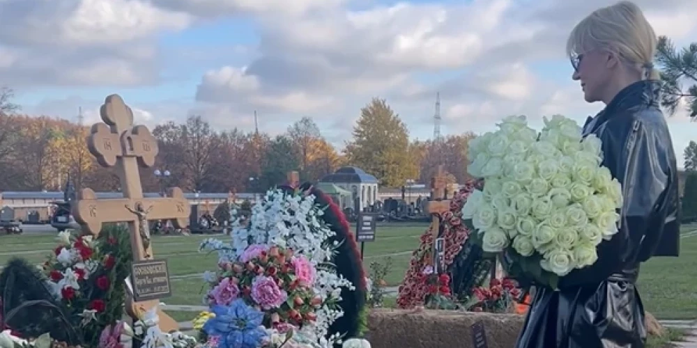 ВИДЕО: Кристина Орбакайте возложила цветы на могилу Моисеева