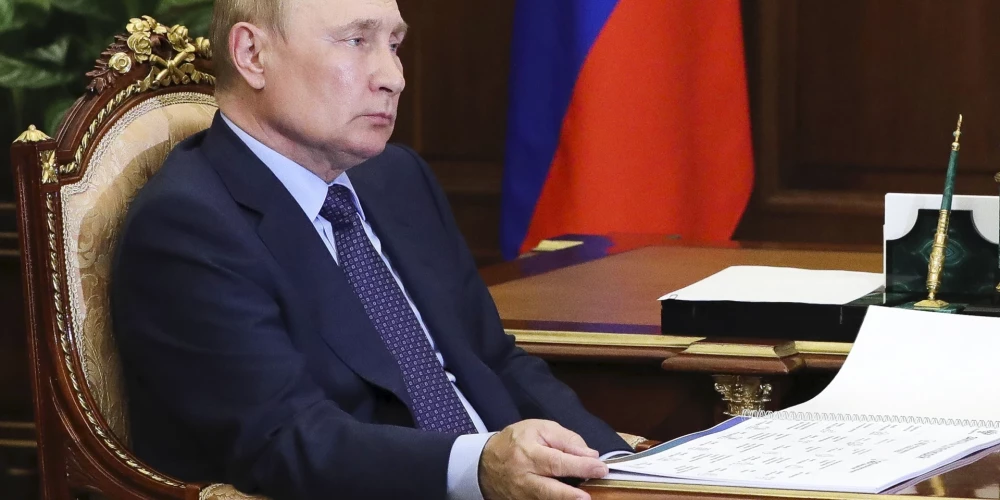 Putins paraksta dekrētu par karastāvokļa ieviešanu Donbasa "republikās" un Zaporižjas un Hersonas apgabalos