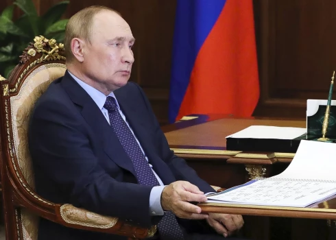 Putins paraksta dekrētu par karastāvokļa ieviešanu Donbasa "republikās" un Zaporižjas un Hersonas apgabalos