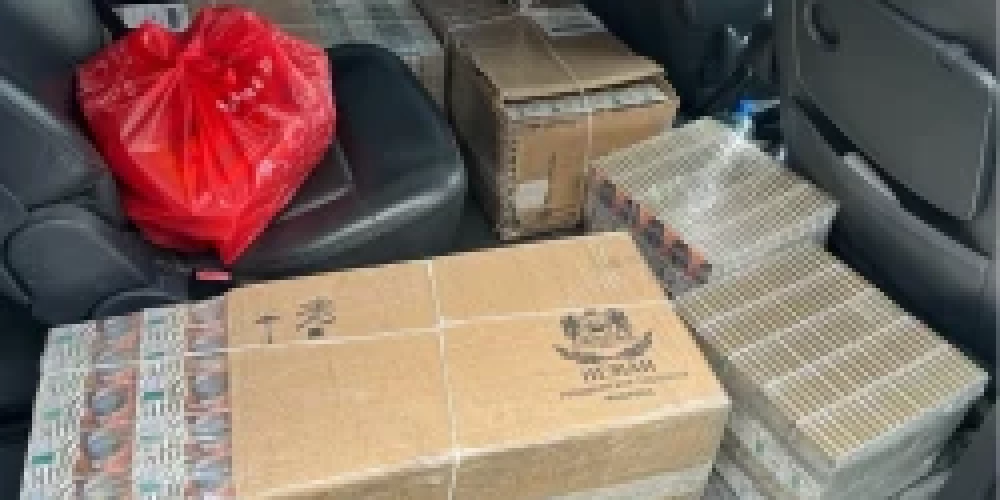 В ходе которых обнаружили и изъяли из автомобиля 50 000 сигарет 