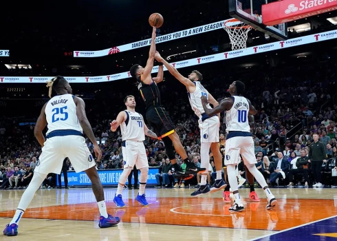 Bertāna pārstāvētā "Mavericks" sezonu sāk ar zaudējumu "Suns" komandai