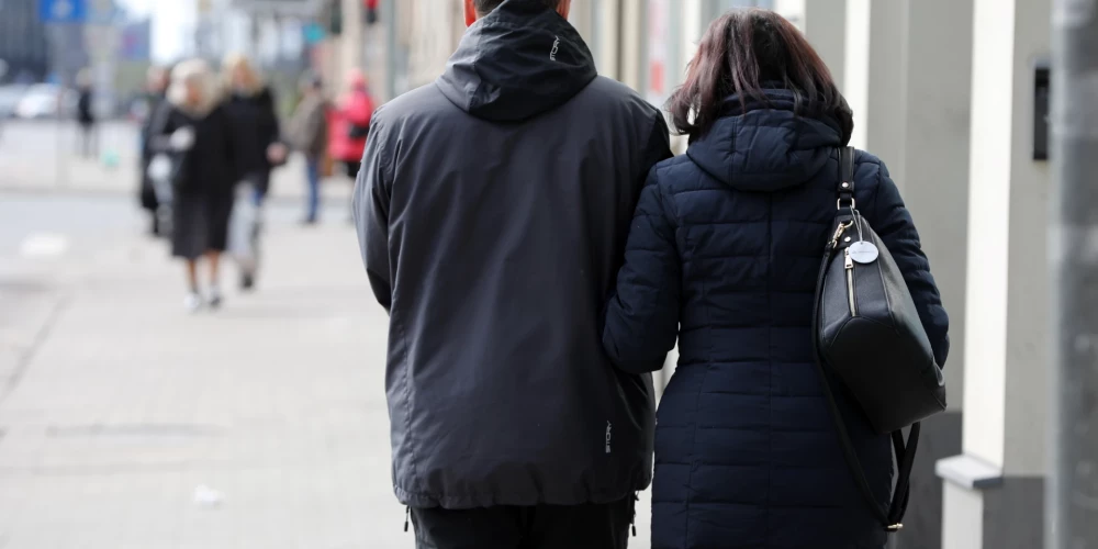 Latvijā saistībā ar Covid-19 vīrusa izplatību izsludināta ārkārtējā situācija, kas paredz ievērot virkni ierobežojumus - turpmāk ievērot divu metru attālumu starp cilvēkiem un vienlaicīgi pulcēties publiskās iekštelpās un ārtelpās varēs ne vairāk kā divas personas, cilvēki, kas dzīvo vienā mājsaimniecībā, vecāki un to nepilngadīgie bērni.