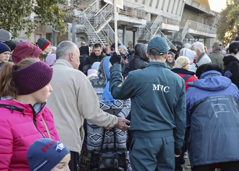 Жители Херсона садятся на борт речного судна во время эвакуации, 19 октября 2022 года. 