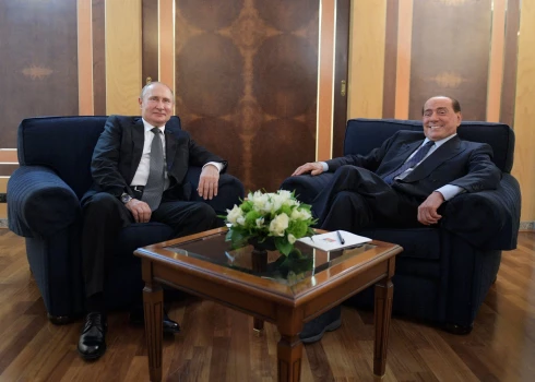 Vladimirs Putins ar Silvio Berluskoni tiekas lidostā Romā, Itālijā 2019. gada 4. jūlijā.