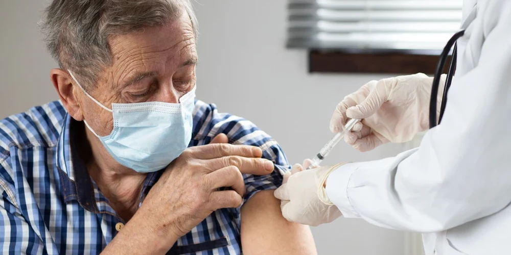 Лишь небольшая часть жителей Латвии собирается вакцинироваться от Covid-19, от гриппа - еще меньше