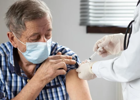 Лишь небольшая часть жителей Латвии собирается вакцинироваться от Covid-19, от гриппа - еще меньше