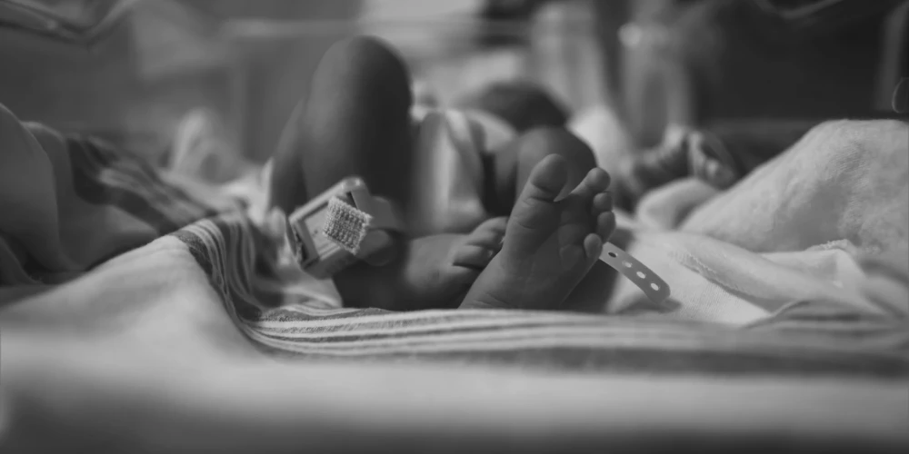 14 gadus pēc jaundzimušā nāves sieviete iztiesā no valsts 10 000 eiro kompensāciju