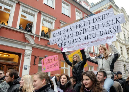 Izglītības un zinātnes ministrija nākusi klajā ar ieceri, kas raisa visai lielu satraukumu augstskolās – valsts budžeta vietas atvēlēt maznodrošinātajiem studentiem, bet no pārējiem iekasēt visai būtiskus līdzmaksājumus. Ministrija to dēvē par sociālo taisnīgumu, bet kritiķi par pāreju uz pilnas maksas augstāko izglītību.