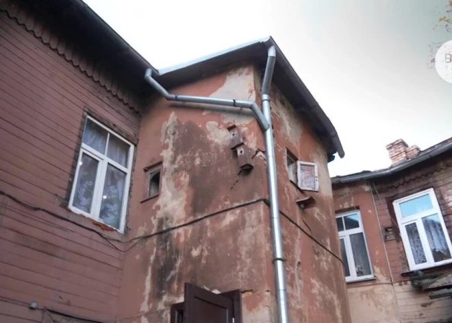 Когда подвал повредился, рижане в одном из домов остались без воды. Здание на грани разрушения, но что отвечает Rīgas namu pārvaldnieks?