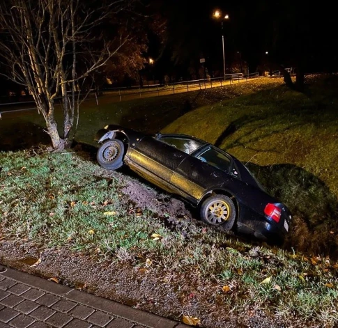 Ventspilī pirmdien uzreiz pēc pusnakts pie Dīķu un Kalēju ielas krustojuma kāds pārgalvīgs autobraucējs savu “Audi” iestūrēja grāvī, tur atstāja spēkratu un mierīgi aizgāja mājās.