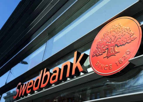 "Swedbank" logo.