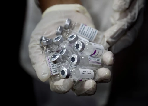 Indija mēslainē izmet 100 miljonus Covid-19 vakcīnu