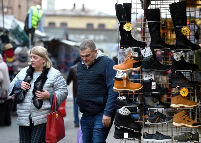 Čeku loterijā pievērš uzmanību apģērbu tirgotājiem