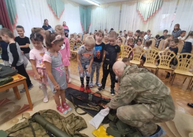 Krievijas bērnudārzā četrus gadus veciem bērniem rāda, kā rīkoties ar AK-47 un granātmetējiem