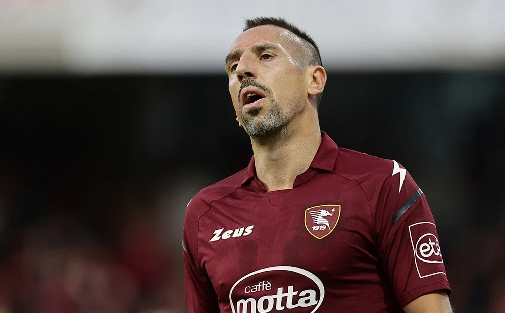 L’ex centrocampista della nazionale francese di calcio, Ribéry, a 39 anni, si bacia sull’unghia