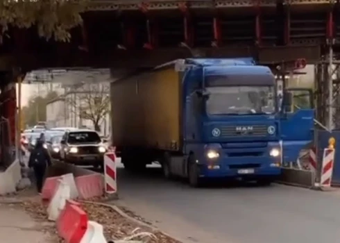 Zem pārvada iesprūdusī fūre.