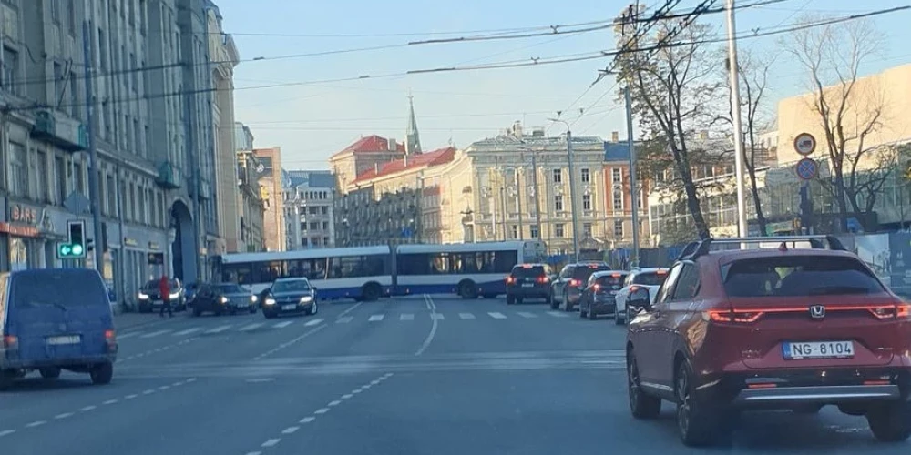   Неудачный разворот: автобус Rīgas satiksme заблокировал движение около театра Dailes