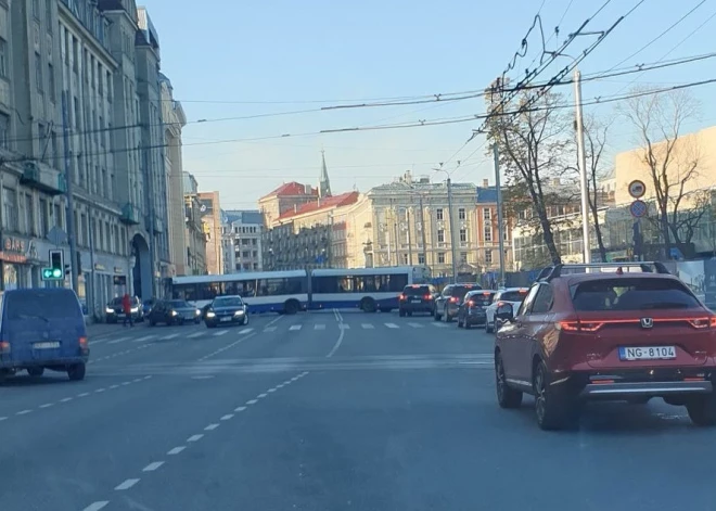 Неудачный разворот: автобус Rīgas satiksme заблокировал движение около театра Dailes