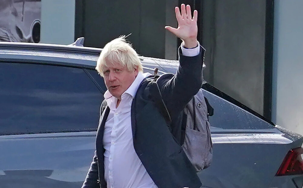 Džonsons pārtrauc savu atvaļinājumu un atgriežas Lielbritānijā, lai cīnītos par premjerministra amatu