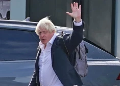 Džonsons pārtrauc savu atvaļinājumu un atgriežas Lielbritānijā, lai cīnītos par premjerministra amatu