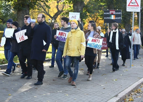 "Pret obligāto dienestu!" Rīgā protestē pret Valsts aizsardzības dienesta ideju