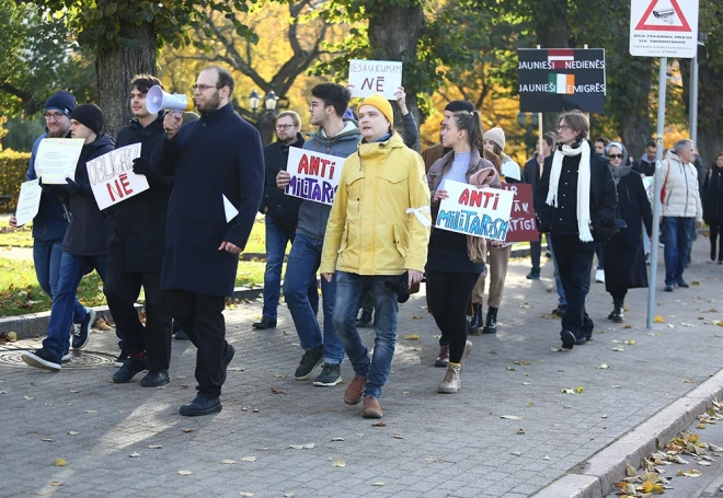 Gājiena dalībnieki skandināja dažādus saukļus, piemēram: "Viens, divi trīs, no VAD esi brīvs!"