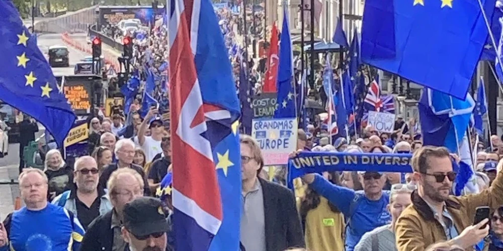 Londonā vairāki tūkstoši cilvēki pieprasa Lielbritānijai atkal iestāties ES