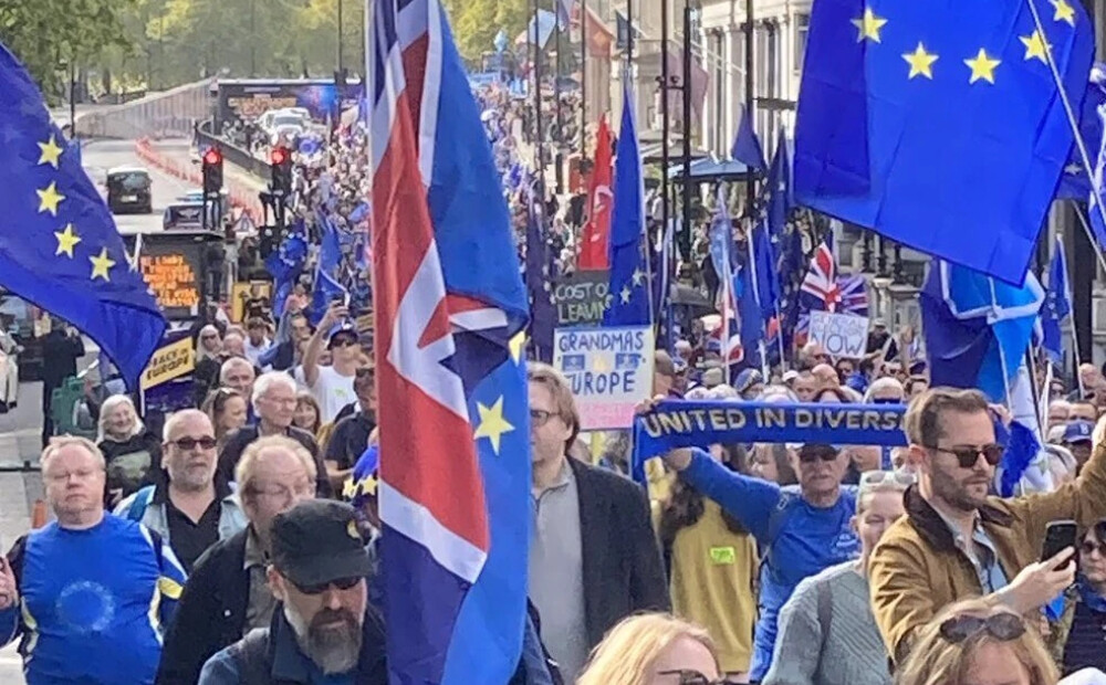 Londonā vairāki tūkstoši cilvēki pieprasa Lielbritānijai atkal iestāties ES