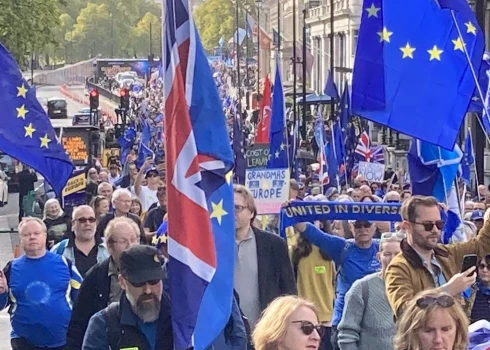 Aculiecinieka foto. Tūkstošiem protestētāju sestdien gājienā Londonas centrā pieprasīja Lielbritānijai atkal iestāties Eiropas Savienībā (ES).