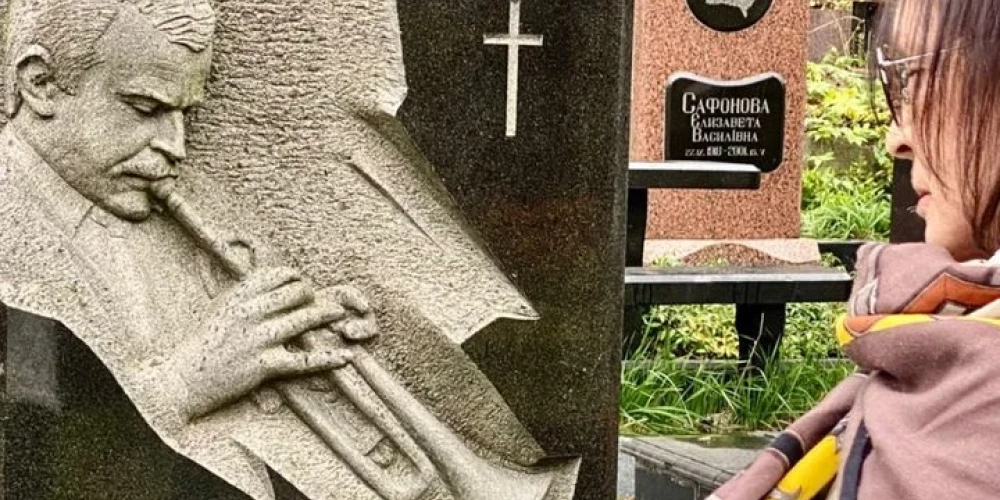 София Ротару на могиле мужа
