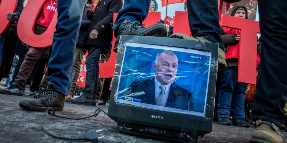 Sajūtot deguma smaku, krievu televīzijas propagandisti savos izteikumos kļūst aizvien asinskārāki.