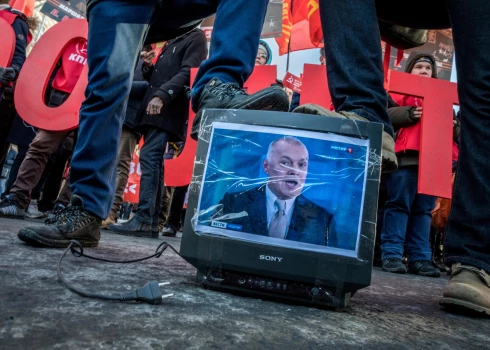 Sajūtot deguma smaku, krievu televīzijas propagandisti savos izteikumos kļūst aizvien asinskārāki.