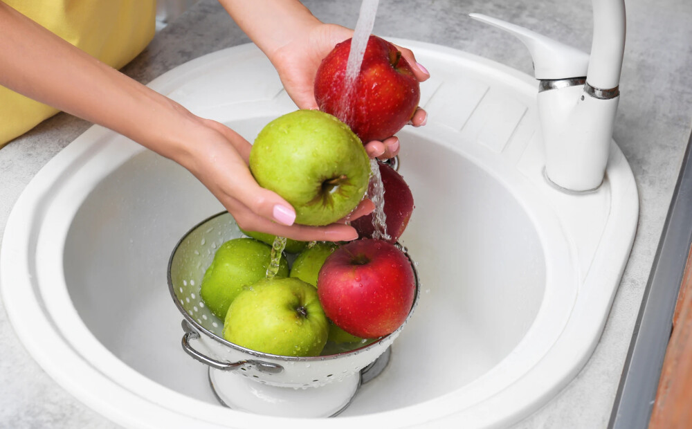 Mazgājot augļus un dārzeņus, ar ūdeni vien nepietiks! Zinātnieki iesaka tam pievienot vienu sastāvdaļu
