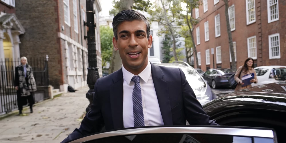 Lielbritānijas bijušais finanšu ministrs Riši Sunaks kļūs par nākamo Konservatīvās partijas līderi un valsts premjeru.