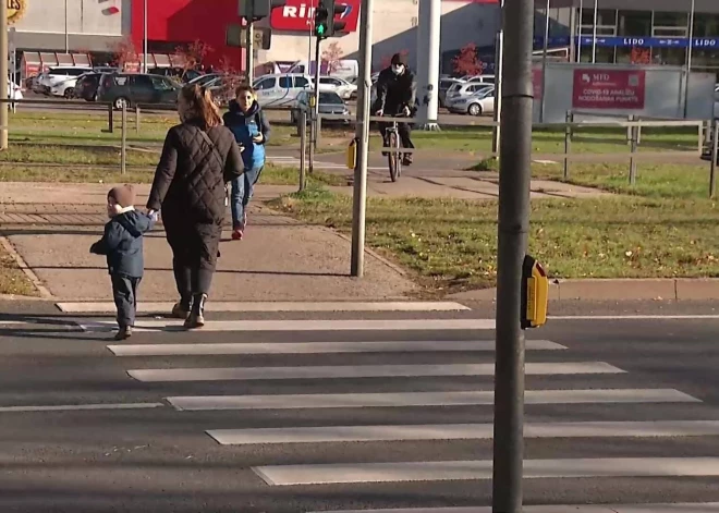 В Иманте водитель грузовой машины чуть не сбил мать с ребенком на пешеходном переходе