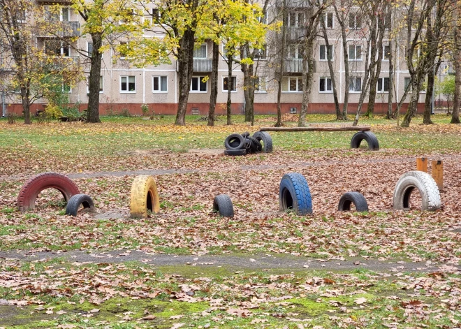 Gada laikā no vecām riepām izveidotais bērnu rotaļu laukums Juglā - Malienas ielā pārvērties līdz nepazīšanai, uz slikto pusi.