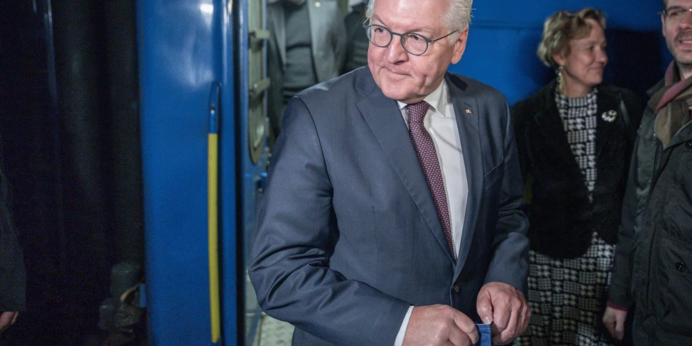 Vācijas prezidents negaidīti ieradies Kijivā; viņam nācies slēpties bumbu patvertnē