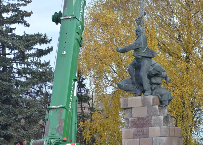 Liepājas centrā demontēts padomju armijai veltītais piemineklis