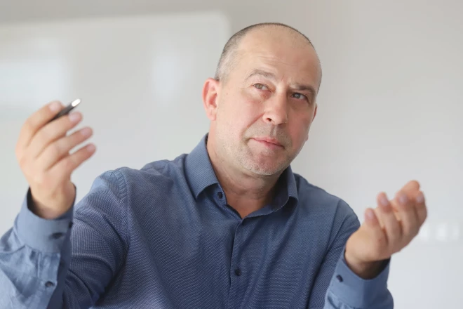 Savas saimniecības “Lazdiņi” pirmsākumus Juris Lazdiņš atminas no “trakajiem deviņdesmitajiem”, kad sāka strādāt uz sava sievastēva – Breša zemnieka – desmit hektāriem.